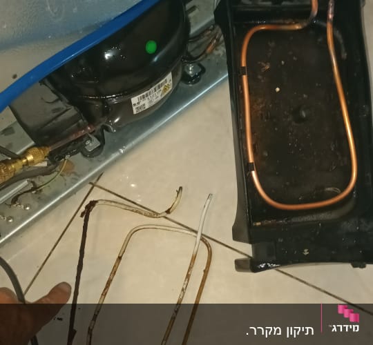 מדחס מקרר וצינורות נחושת על הרצפה